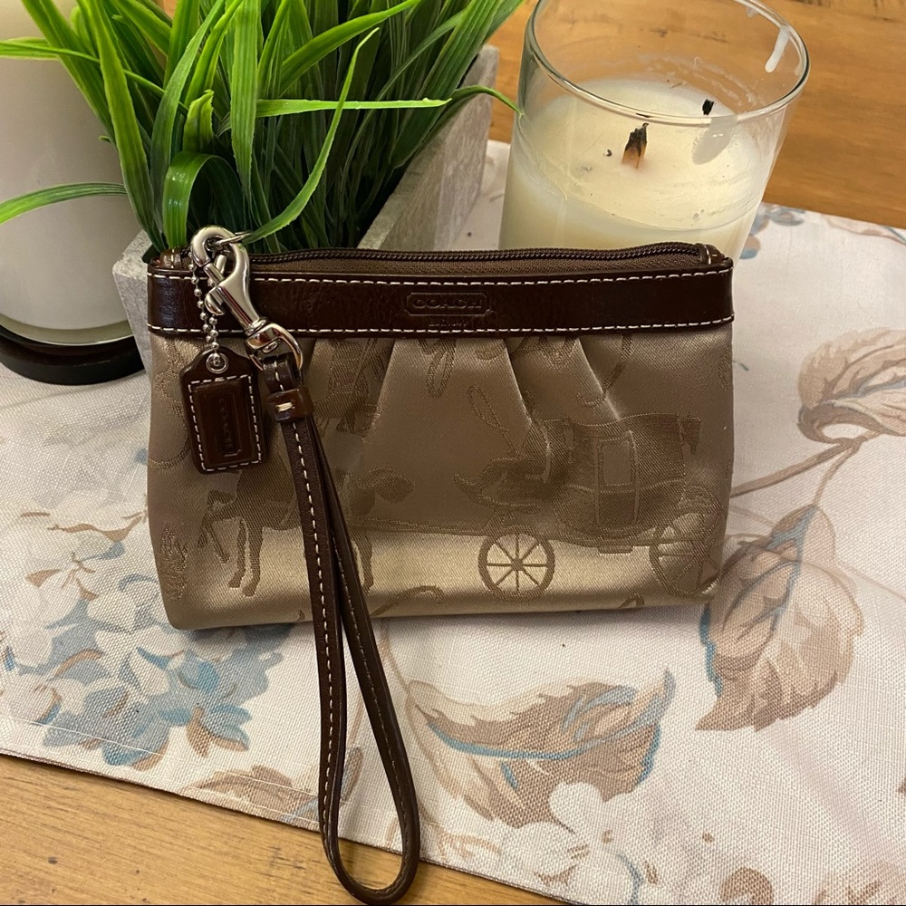 🔥⬇️ Coach Horse and Carriage Khaki/Mahogany Wristlet